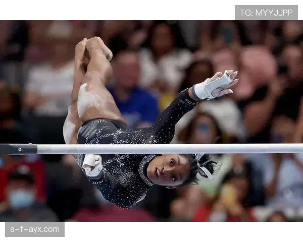 拜尔斯训练室外喝奶茶?和赛场上那个铁血女王判若两人! 拜尔斯训练室外喝奶茶?和赛场上那个铁血女王判若两人!